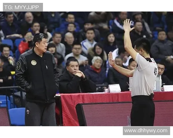 VAR赛场突发小插曲裁判如何应对和调整判罚程序