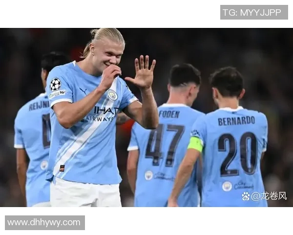 镜头捕捉：曼城赛场小动作引发热议